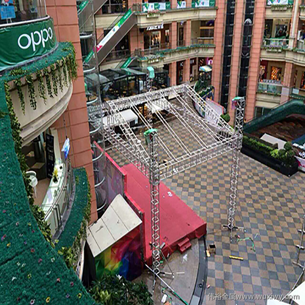 室外搭建舞臺和鋁合金桁架人字頂