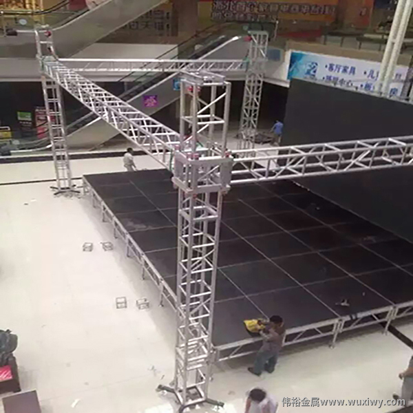鋁合金舞臺和鋁合金桁架搭建中
