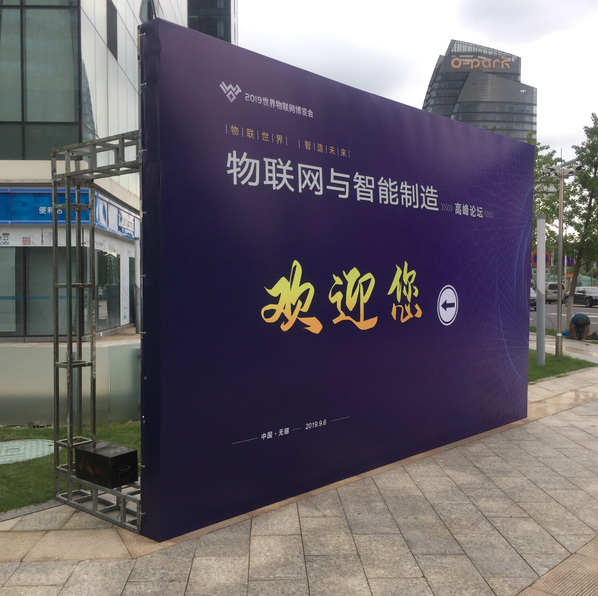 路牌指示背景鋼鐵桁架